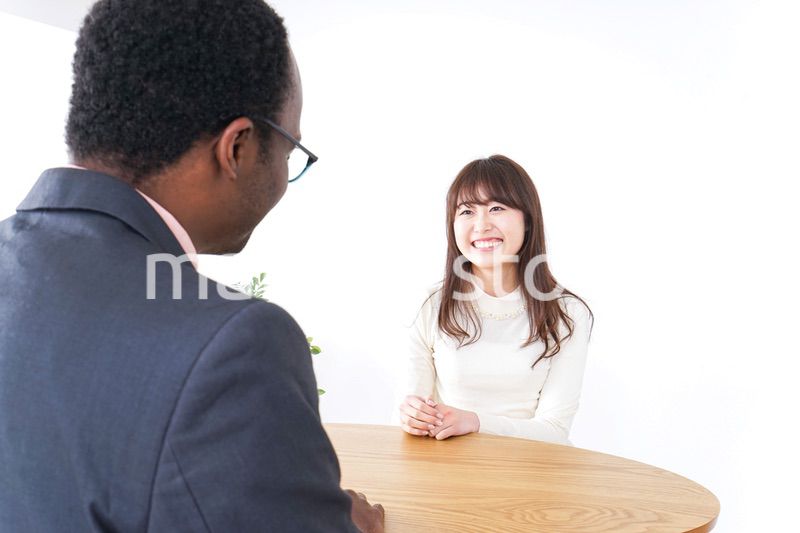 ホテルフロントでのビジネスパーソン