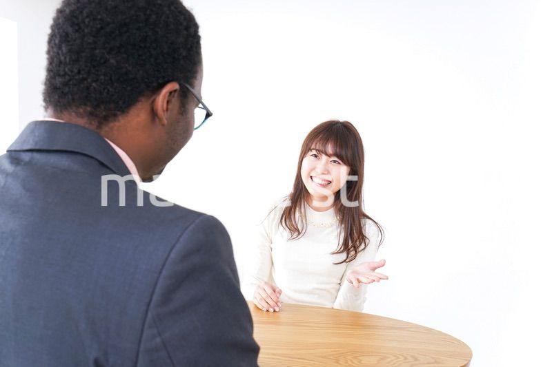 ホテルフロントでのビジネスパーソン