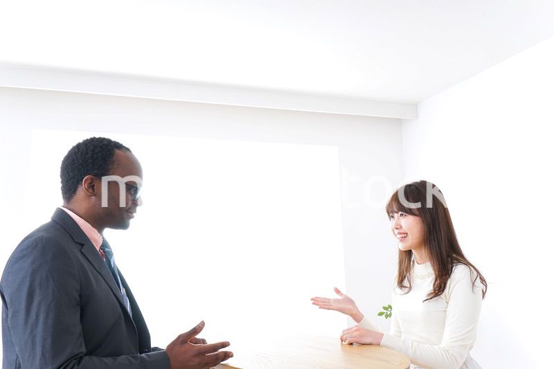 ホテルフロントでのビジネスパーソン