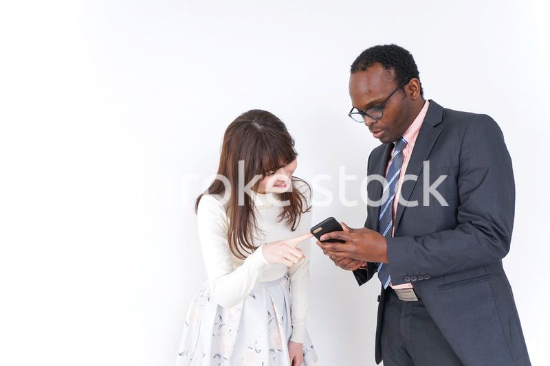 外国人に道案内をする若い女性