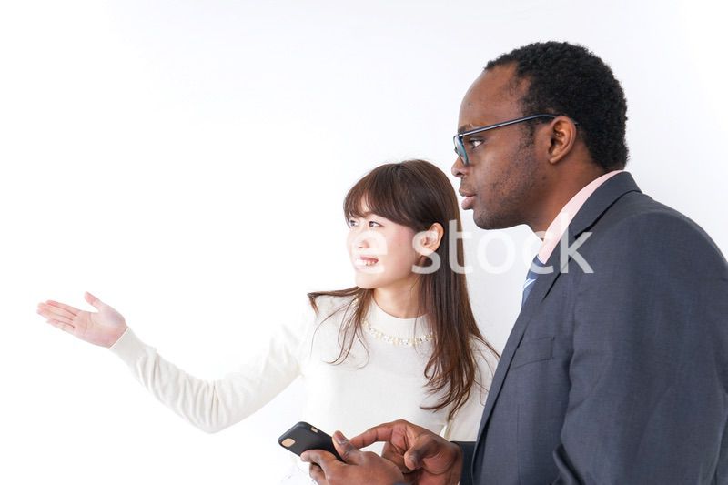 外国人に道案内をする若い女性