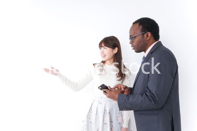 外国人に道案内をする若い女性