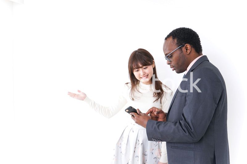 外国人のビジネスパーソンを助ける女性