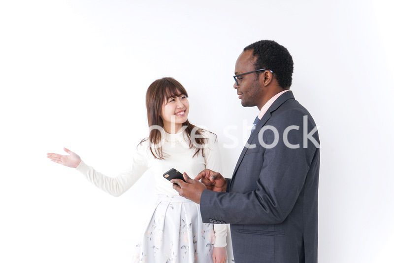 外国人に道案内をする若い女性