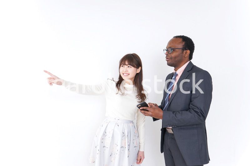 外国人に道案内をする若い女性