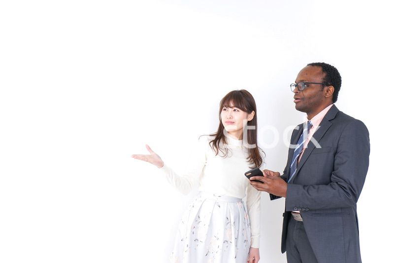 外国人のビジネスパーソンを助ける女性