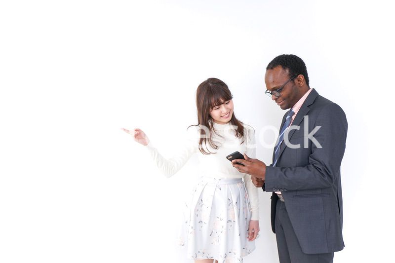 外国人のビジネスパーソンを助ける女性