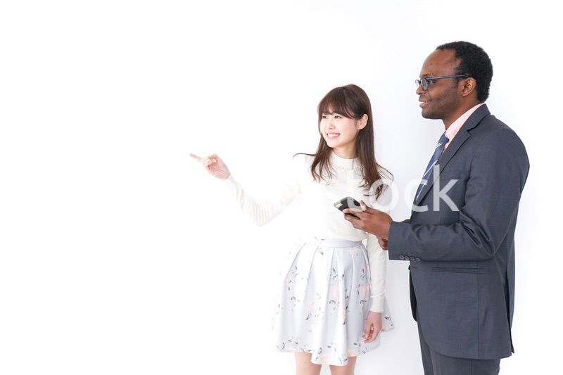 外国人のビジネスパーソンを助ける女性