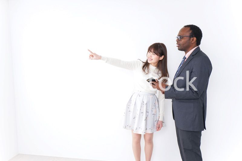 外国人に道案内をする若い女性