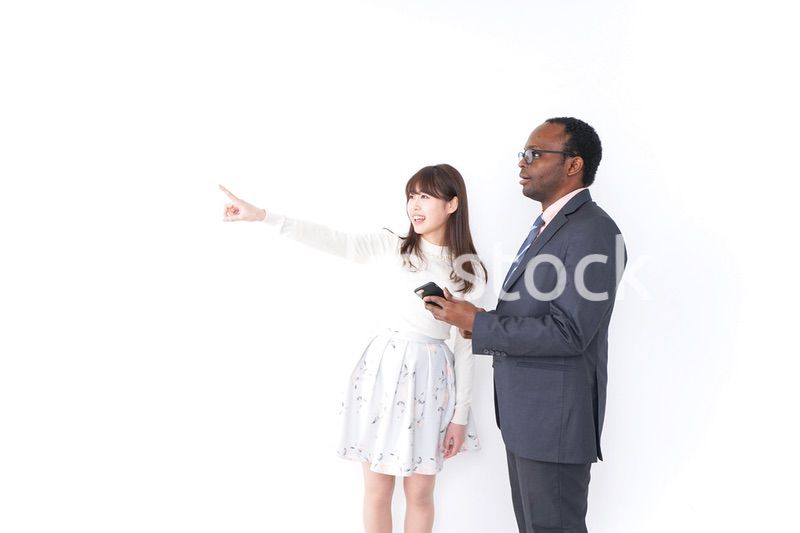 外国人のビジネスパーソンを助ける女性