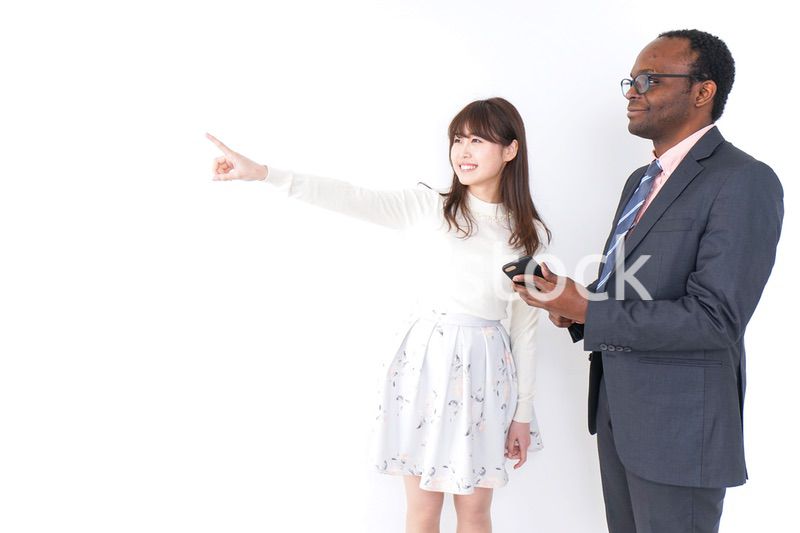 外国人のビジネスパーソンを助ける女性