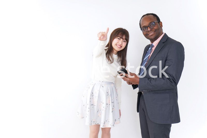 外国人に道案内をする若い女性