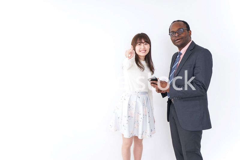 外国人に道案内をする若い女性