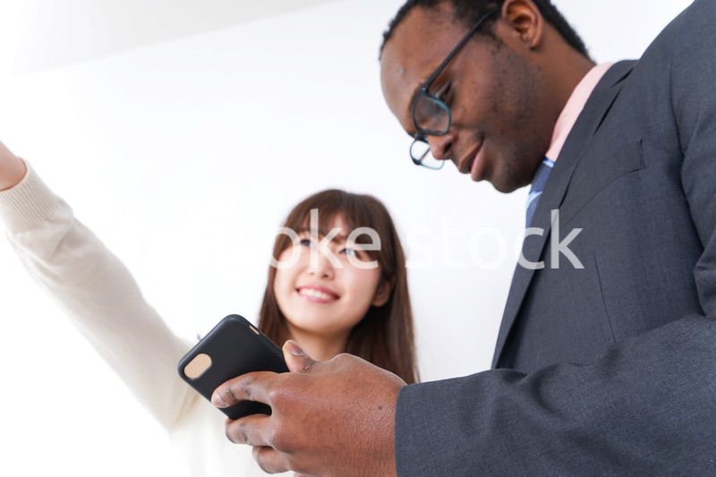 外国人に道案内をする若い女性