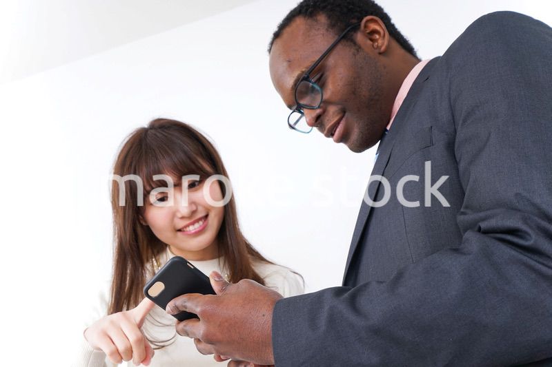 外国人に道案内をする若い女性