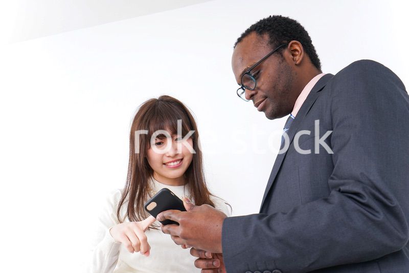 外国人に道案内をする若い女性