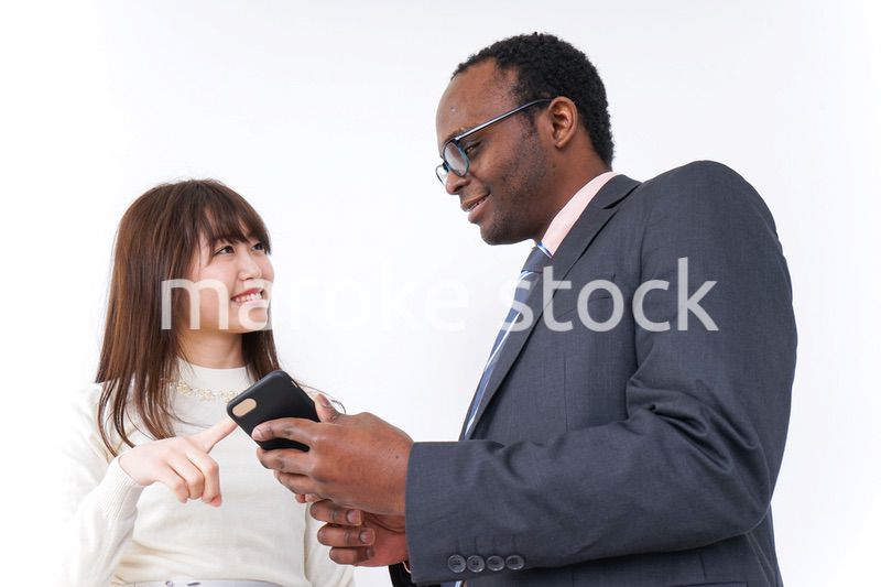 外国人に道案内をする若い女性