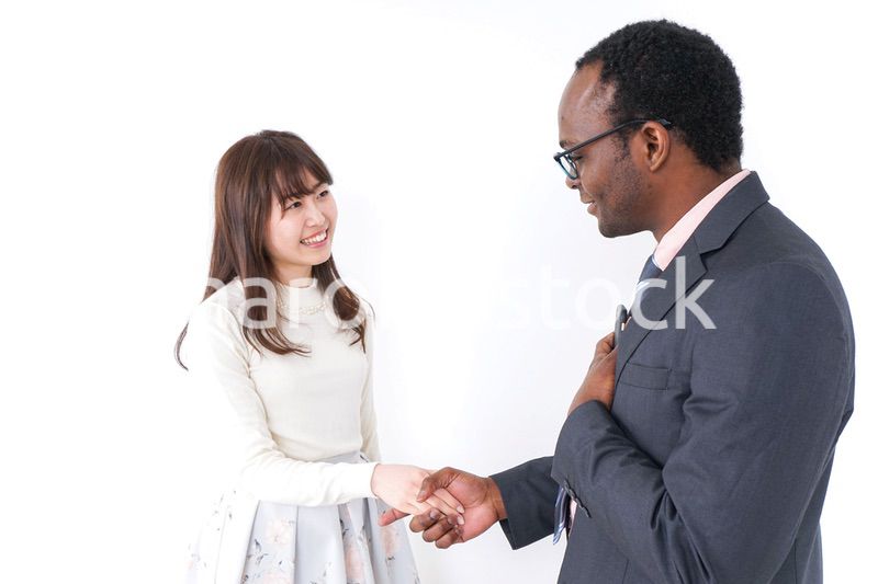 外国人のビジネスパーソンを助ける女性