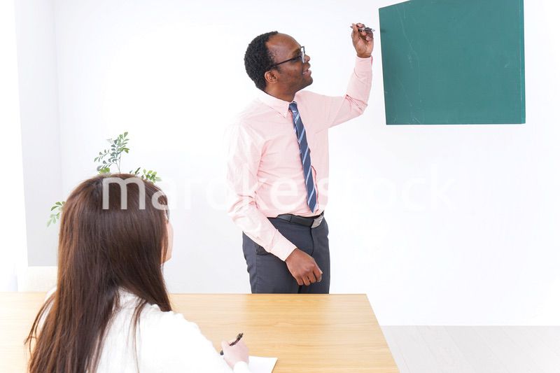 英会話教室で勉強する若い女性