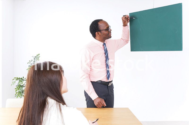 英会話教室で勉強する若い女性