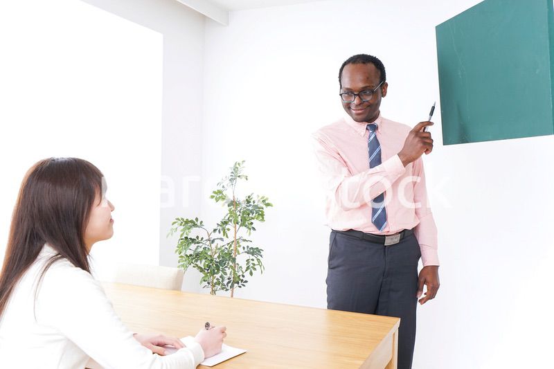 英会話教室で勉強する若い女性