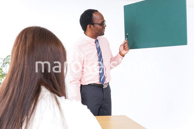 英会話教室で勉強する若い女性