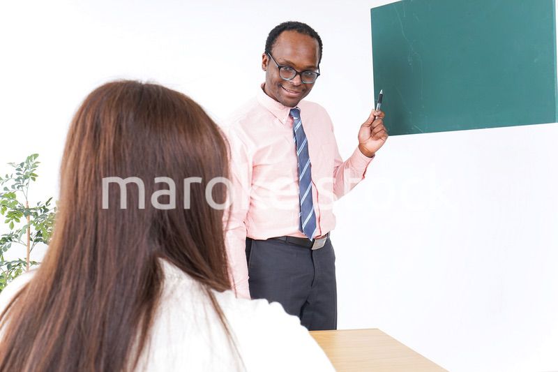 英会話教室で勉強する若い女性