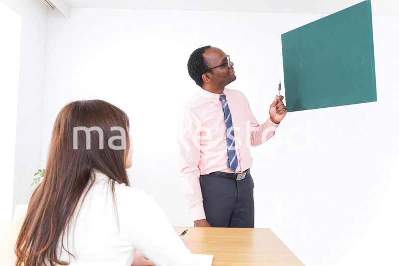 英会話教室で勉強する若い女性