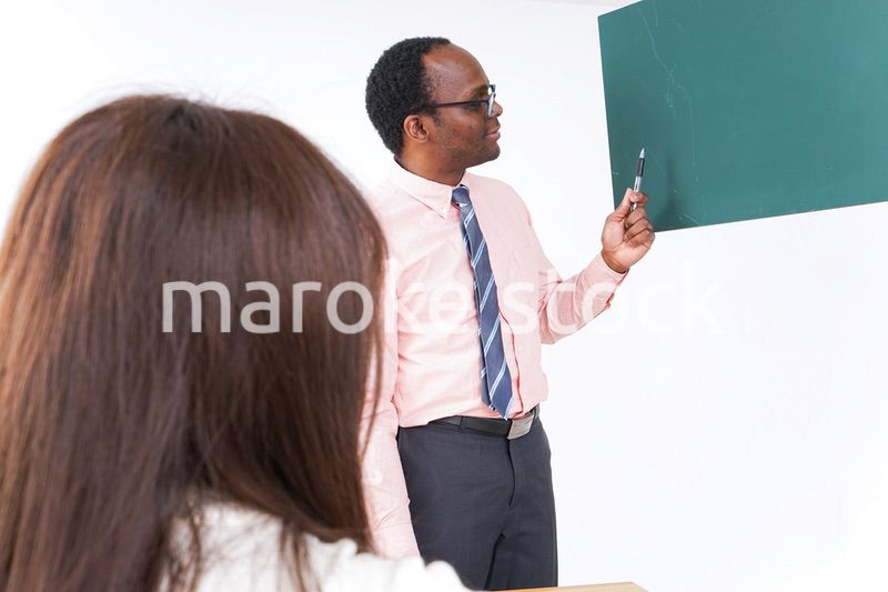 英会話教室で勉強する若い女性