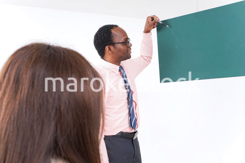 英会話教室で勉強する若い女性