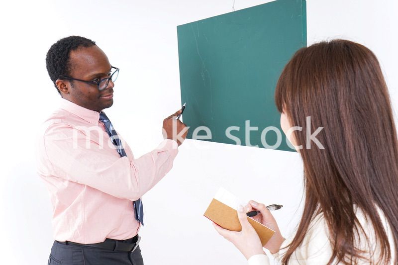 英会話教室で勉強する若い女性