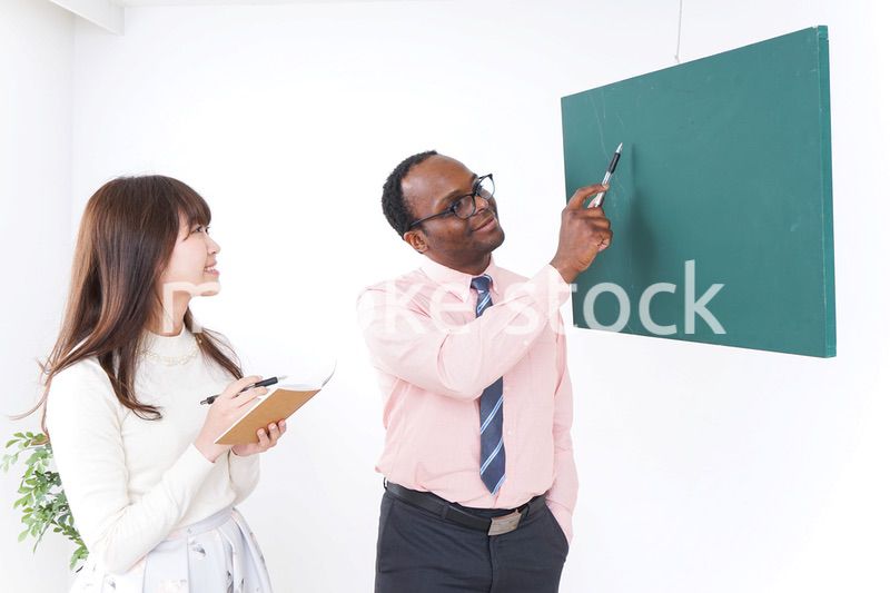 英会話教室で勉強する若い女性