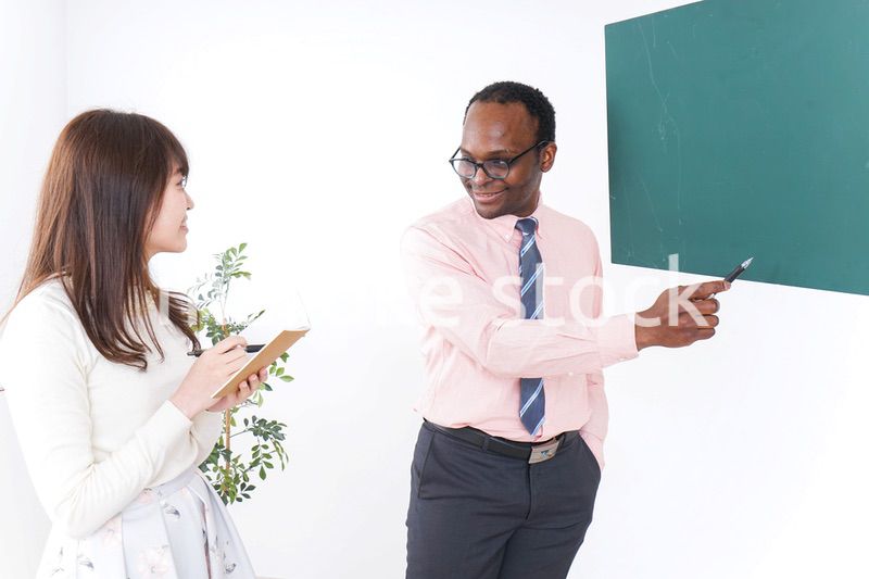 英会話教室で勉強する若い女性