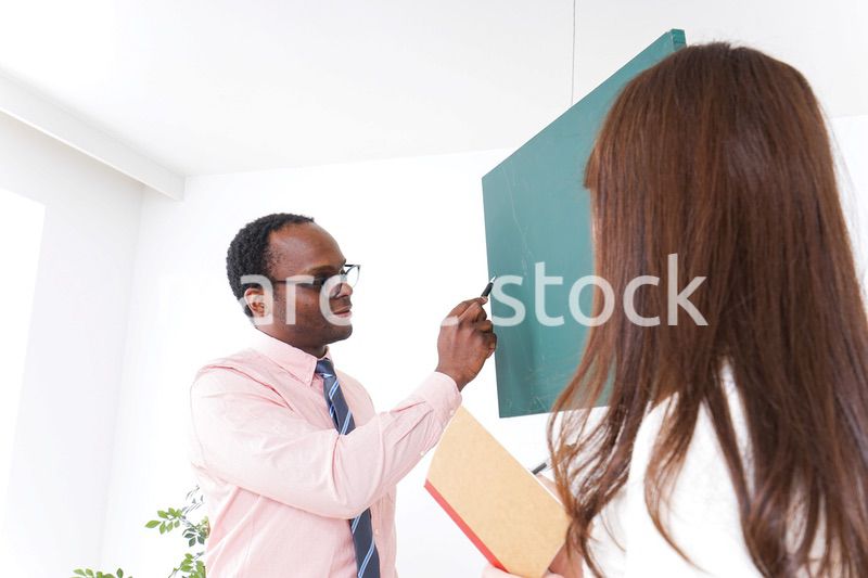 英会話教室で勉強する若い女性