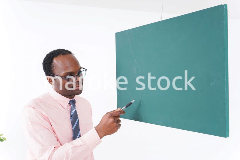 授業をするネイティブ外国人講師