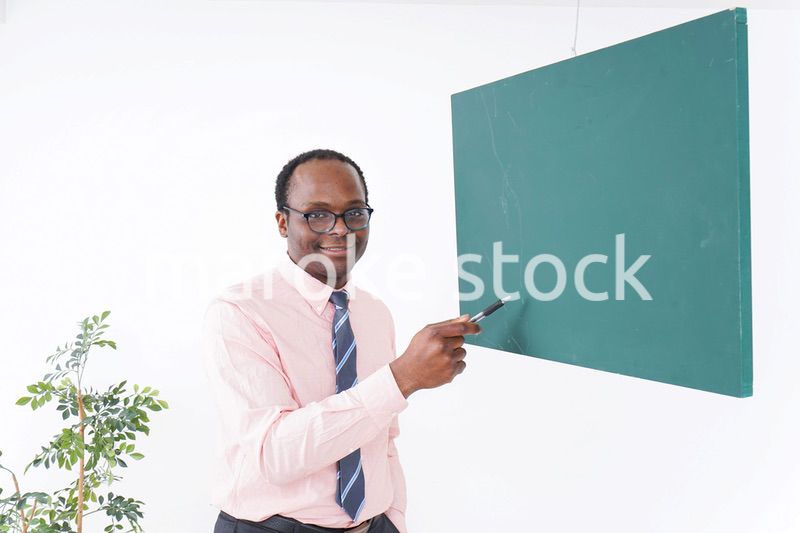 授業をするネイティブ外国人講師