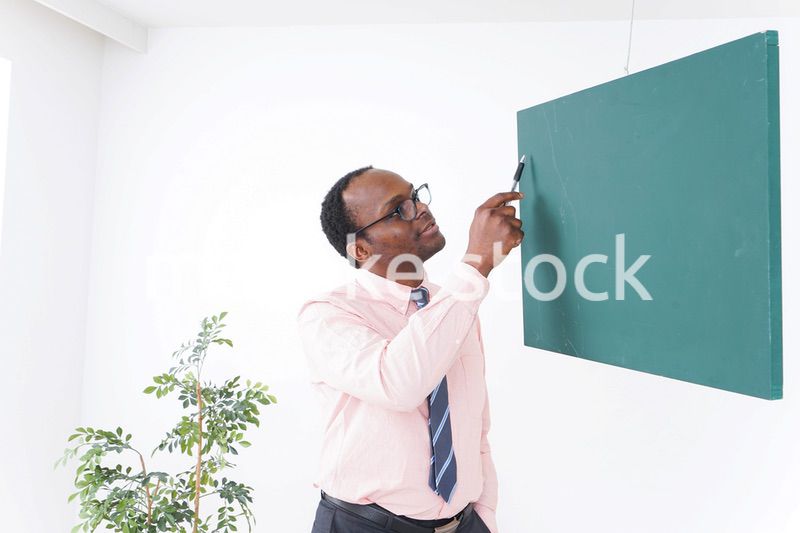 授業をするネイティブ外国人講師