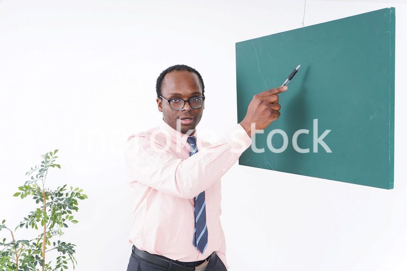 授業をするネイティブ外国人講師