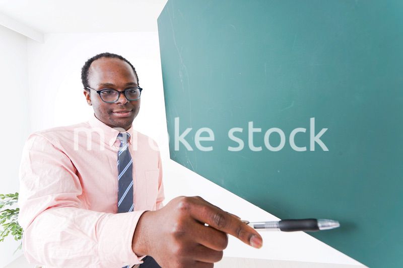 授業をするネイティブ外国人講師