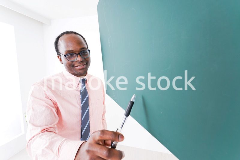 授業をするネイティブ外国人講師