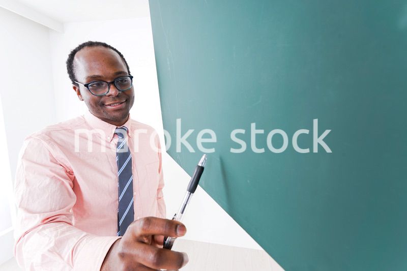 授業をするネイティブ外国人講師