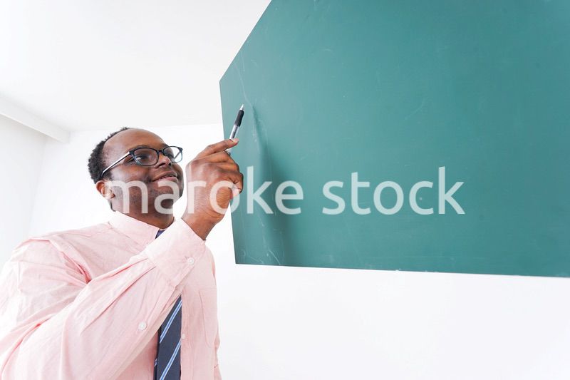 授業をするネイティブ外国人講師