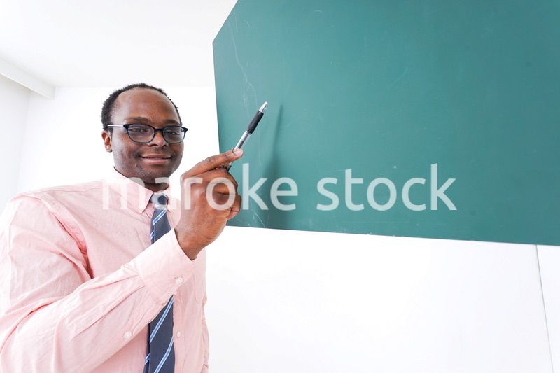 笑顔の男性教師