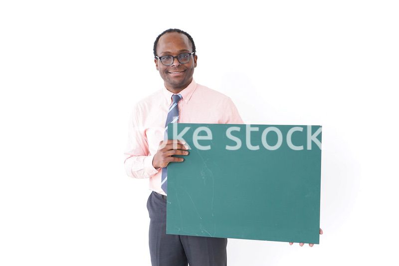 黒板を持つ男性