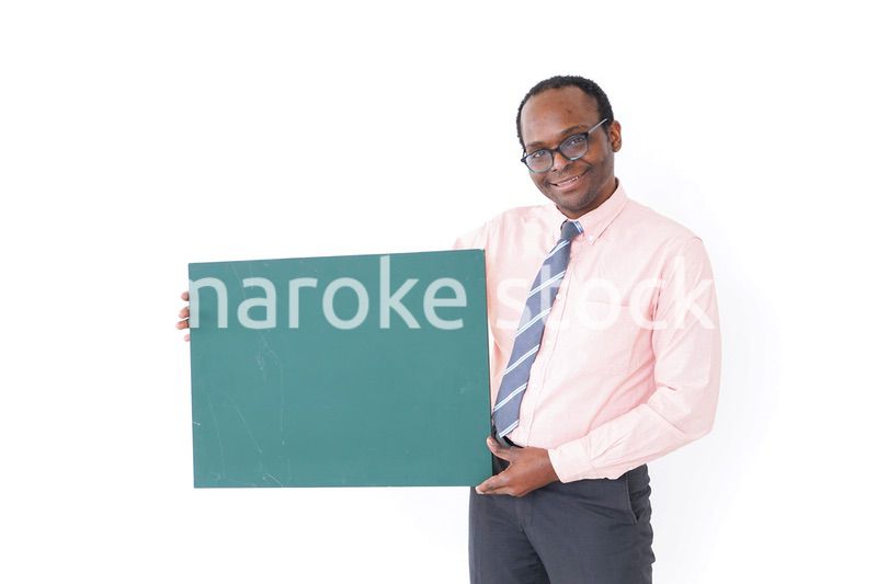 黒板を持つ男性