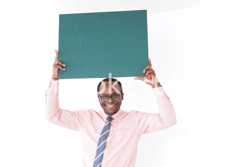 黒板を持つ男性