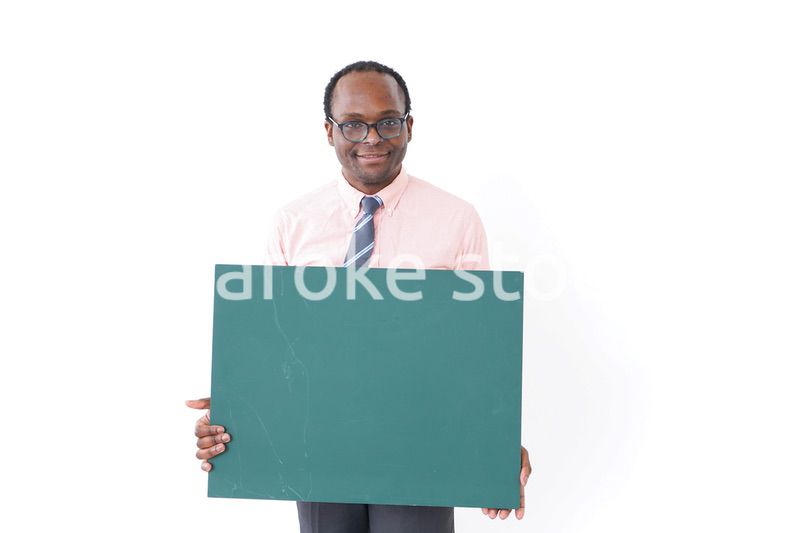 黒板を持つ男性