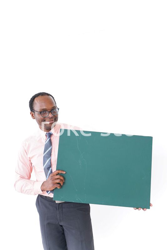 黒板を持つ男性