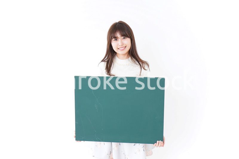 黒板を持つ女性