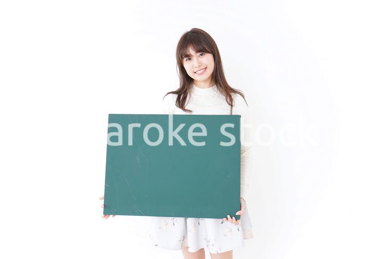 黒板を持つ女性